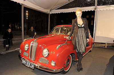 Franziska Knuppe vor BMW 502 / Barockengel. 50er (Foto: BMW AG)