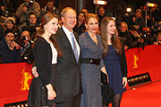 Tochter Taylor, US Botschafter John B. Emerson und Ehefrau Kimberly, Tochter Hayley @ Berlinale 204 Weltpremiere "Monuments Men" (©Foto: Twentieth Century Fox)