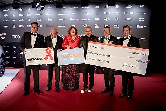 Scheck in Höhe von 300.000 Dollar von Mac Cosmetics für die AIDS-Stiftung   Foto: Copyright: Adrian Schaetz für MAC