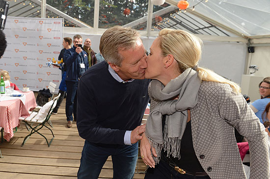  Stadthelm-Botschafterin Bettina Wulff radelte mit Kindern für den guten Zweck durch die Hauptstadt – und der ehemalige Bundespräsident Christian Wulff begrüßte seine Frau im Ziel mit einem Kuss! Copyright: O. Walterscheidt für Brauer Photos