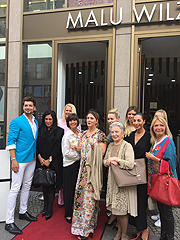 Journalisten von Beauty Magazinen aus ganz Deutschland waren sehr angetan vom neuen MALU WILZ Beauté Beauty & Flagship Store in Berlin, zu dem sie von Nagia El Sayed (2.v.l.), ARTDECO Cosmetics Group Senior Director Public Relations eingeladen worden waren (©Foto: Martin Schmitz)