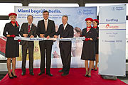 Dr. Till Bunse, Bereichsleiter Marketing und Öffentlichkeitsarbeit der Berliner Flughäfen; Matthias von Randow, Bevollmächtigter des Vorstandes airberlin; Greg Delawie, Gesandter der amerikanischen Botschaft in Deutschland (Foto. Air Berlin)