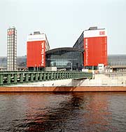 Empfangsgebäude und Bahnsteighalle Berlin Hauptbahnhof (Berlin Hbf), Mai 2006. Foto: DB AG/Drechsler