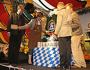 Emilia Müller beim Anzapfen des Löwenbräu-Fasses. Von rechts: Günter Kador (Vorstand Löwenbräu AG), Emilia Müller (Bayerische Staatsministerin für Bundes- und Europaangelegenheiten ), Jan Huff (Löwenbräu AG), Sepp Krätz (Hippodrom-Festwirt)